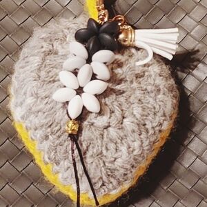 ❤️LOVE:HANDMADE. Stylish Crochet Keychain w/floral Design